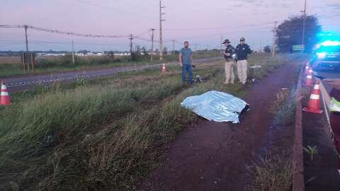 Ciclista morre com v&iacute;sceras expostas ap&oacute;s ser atropelado por micro-&ocirc;nibus