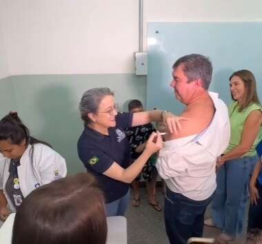 Durante a&ccedil;&atilde;o social, governador d&aacute; exemplo e se vacina 