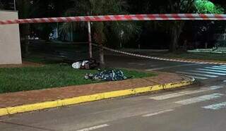 Motociclista morre ao perder controle e bater em placa de tr&acirc;nsito