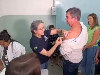 Durante ação social, governador dá exemplo e se vacina Durante ação social, governador dá exemplo e se vacina