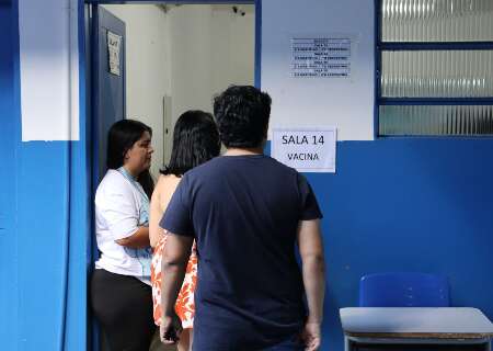 Fam&iacute;lias aproveitam s&aacute;bado com evento em escola para se vacinar contra a gripe