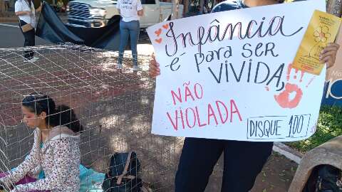Enjauladas e roxas: ato alerta para as marcas da viol&ecirc;ncia sexual na inf&acirc;ncia