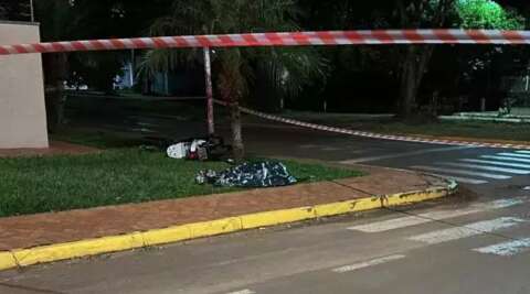 Motociclista morre ap&oacute;s perder controle e bater em placa de tr&acirc;nsito