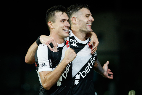 Vegetti marca duas vezes e Vasco vence Fortaleza na estreia de Diniz