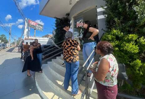 Em vel&oacute;rio de diretora, fam&iacute;lia lamenta acidente provocado por motorista b&ecirc;bado