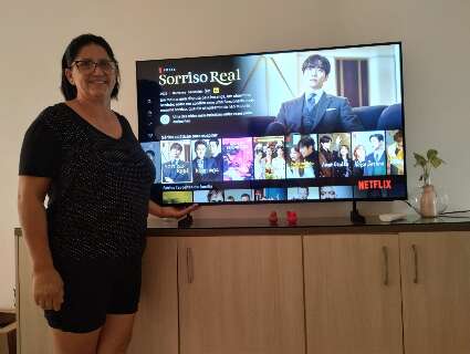 Aos 59 anos, Ivone s&oacute; escuta K-pop e j&aacute; viu mais de 300 doramas