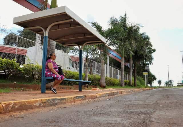 Domingo alivia na lota&ccedil;&atilde;o, mas testa paci&ecirc;ncia de quem espera 1h pelo &ocirc;nibus 