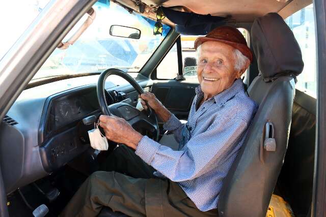 Aos 101 anos, Ranulfo renova CNH e mostra que liberdade n&atilde;o tem idade