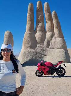 Em moto rosa batizada de Cher, Helena foi sozinha até o Atacama Em moto rosa batizada de Cher, Helena foi sozinha até o Atacama