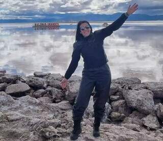 Em moto rosa batizada de Cher, Helena foi sozinha at&eacute; o Atacama