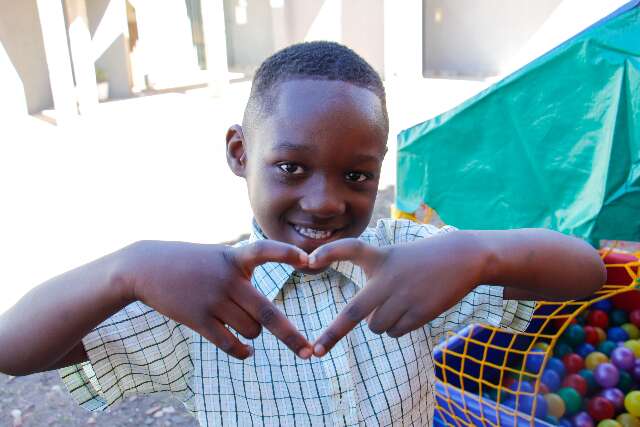 Longe de casa, haitianos celebram cultura e identidade em MS