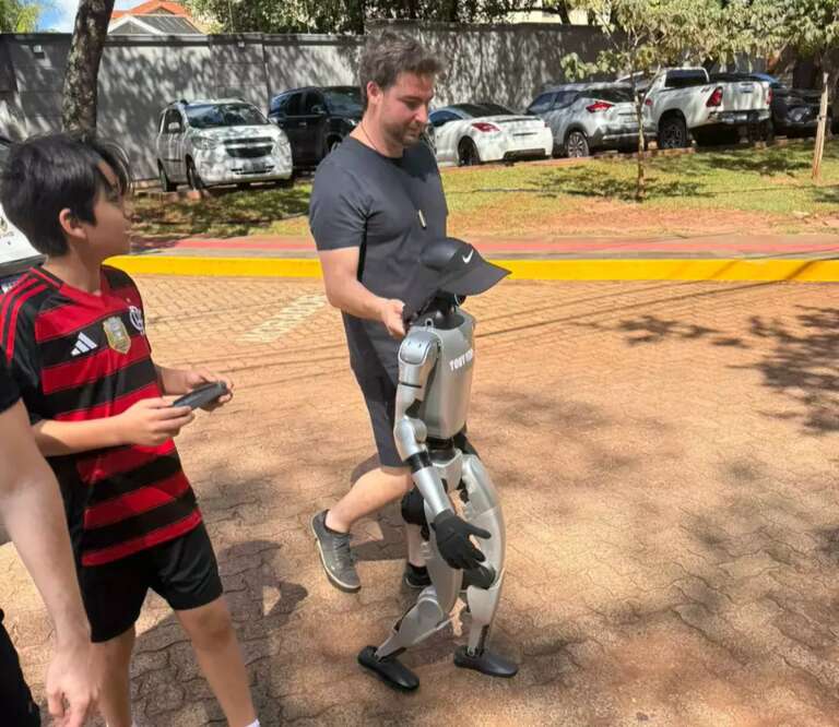 Robô que pode custar até R$ 2 milhões dá 'rolê' no Parque dos Poderes