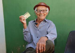Aos 101 anos, Ranulfo renova CNH e mostra que liberdade n&atilde;o tem idade