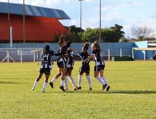 Oper&aacute;rio domina em casa e larga na frente por vaga no Brasileir&atilde;o Feminino