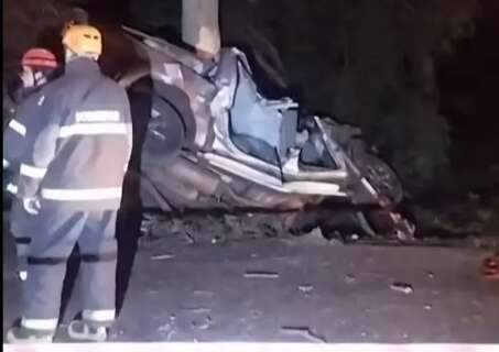 Pai e filho de 10 anos morrem ap&oacute;s caminhonete bater em &aacute;rvore