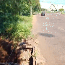 Morador alerta para risco de acidente em trecho com desmoronamento 