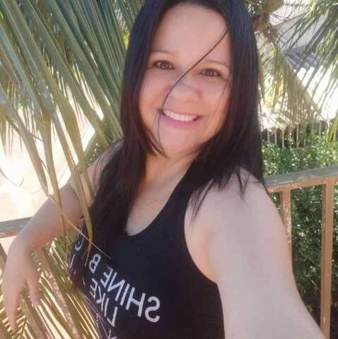 Em vel&oacute;rio de diretora, fam&iacute;lia lamenta acidente provocado por motorista b&ecirc;bado