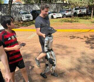 Robô que custa até R$ 2 milhões dá 'rolê' no Parque dos Poderes