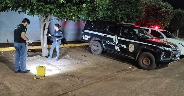 Rapaz &eacute; morto a tiros enquanto bebia com amigos em conveni&ecirc;ncia