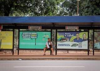 Domingo alivia na lota&ccedil;&atilde;o, mas testa paci&ecirc;ncia de quem espera 1h pelo &ocirc;nibus 