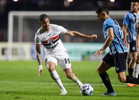 Com gols de Arboleda e Andr&eacute; Silva, S&atilde;o Paulo vira sobre o Gr&ecirc;mio