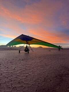Amigos saem de Bonito para voar no maior deserto de sal do planeta
