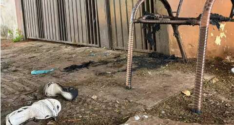 Em chamas, vizinhos assistem mulher morrer queimada em frente a casa do ex