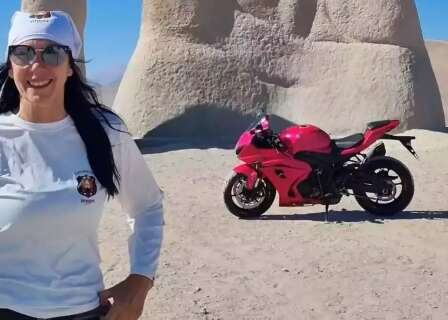 Em moto rosa batizada de Cher, Helena foi sozinha at&eacute; o Atacama