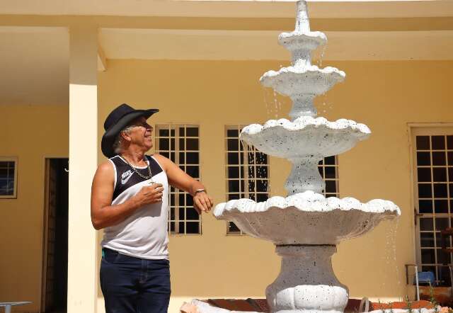 Com chafariz cl&aacute;ssico, o jardim de Gilsimar encanta os curiosos