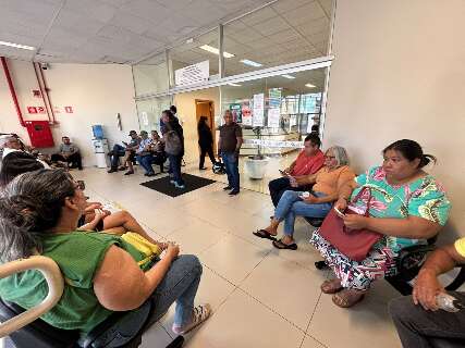 No &uacute;ltimo dia para regularizar t&iacute;tulo, eleitores formam fila para atendimento