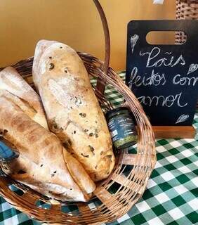 P&atilde;o de sardinha feito para a Sexta-feira Santa vira sensa&ccedil;&atilde;o em padaria