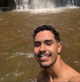 Amigos lotam vel&oacute;rio e se despedem de jovem que morreu em batida de motos