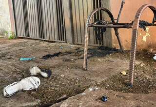 Em chamas, vizinhos assistem mulher morrer queimada em frente a casa do ex Em chamas, vizinhos assistem mulher morrer queimada em frente a casa do ex