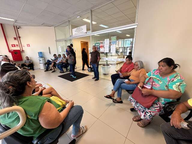 No &uacute;ltimo dia para regularizar t&iacute;tulo, eleitores formam fila para atendimento