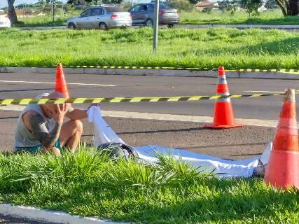 &ldquo;De novo, Deus?&rdquo;: Pai se desespera ao ver corpo do filho em acidente de moto