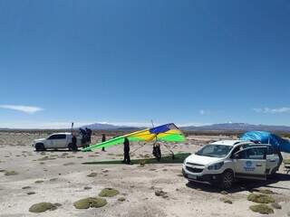 Amigos saem de Bonito para voar no maior deserto de sal do planeta