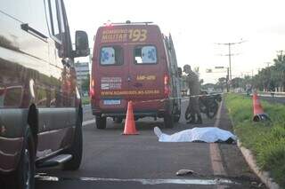 Jovem morre ao atingir poste na Duque de Caxias Jovem morre ao atingir poste na Duque de Caxias