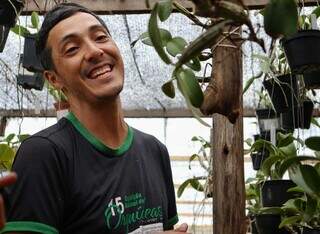 Amor por plantas virou orquidário com 400 espécies na casa de Rheury Amor por plantas virou orquidário com 400 espécies na casa de Rheury