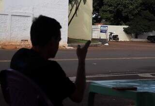 Conversa e garapa fresca atraem freguesia at&eacute; na porta do cemit&eacute;rio