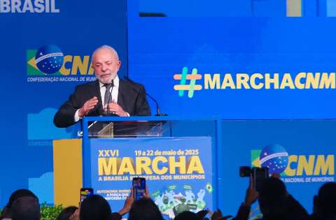 Lula anuncia linha de cr&eacute;dito para reforma de casas durante Marcha dos Prefeitos