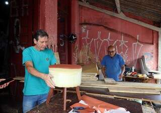 Amigos tapeceiros mant&ecirc;m tradi&ccedil;&atilde;o de 38 anos sem fechar para o almo&ccedil;o