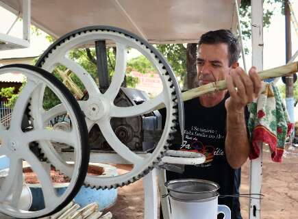 Com conversa e garapa fresca, Fl&aacute;vio atrai clientes at&eacute; na porta cemit&eacute;rio