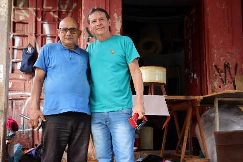 Amigos tapeceiros mant&ecirc;m tradi&ccedil;&atilde;o de 38 anos sem fechar para o almo&ccedil;o