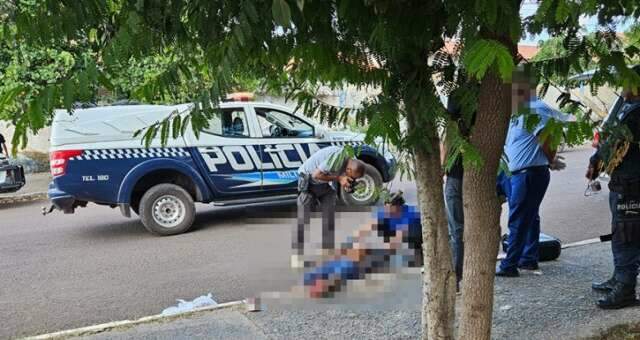 Rapaz &eacute; morto com tiros no peito a 30 metros de escola municipal  
