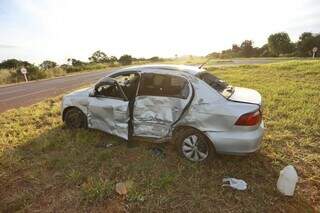 Segundo acidente do dia na BR-262 deixa carro destru&iacute;do ap&oacute;s colis&atilde;o com carreta