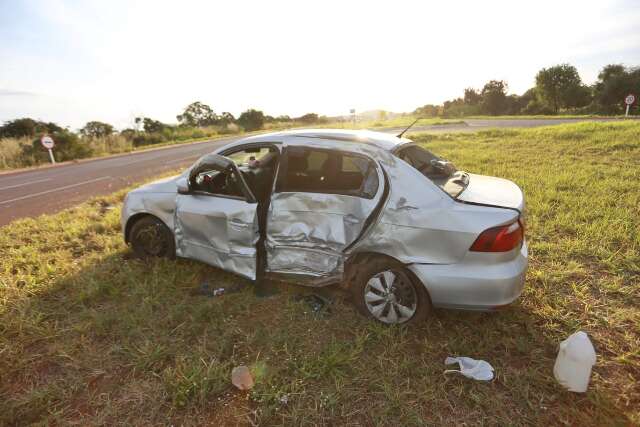 Segundo acidente do dia na BR-262 deixa carro destru&iacute;do ap&oacute;s colis&atilde;o com carreta