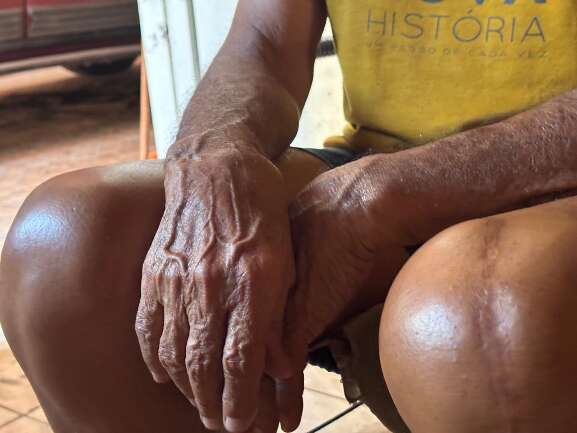"Foi uma covardia": Idoso é rendido com mata-leão em assalto dentro de casa