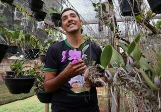 Amor por plantas virou orquid&aacute;rio com 400 esp&eacute;cies na casa de Rheury