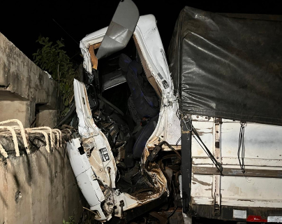 Caminhoneiro perde controle, bate em ponte e morre na BR-163