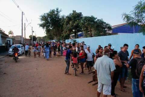 Fila d&aacute; volta na quadra em &uacute;ltimo dia de entrega de contratos da Homex